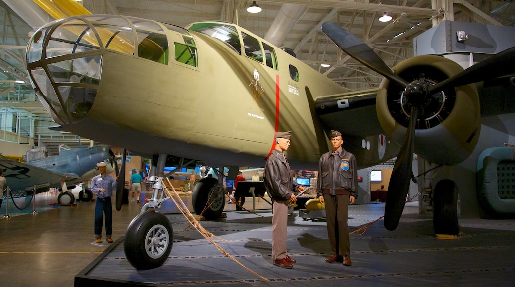 Pearl Harbor que incluye aviación y vistas de interior