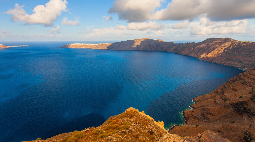 Thira stad som visar landskap och klippig kustlinje