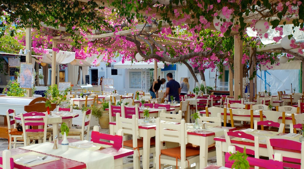 Mykonos stad som visar al fresco-restauranger