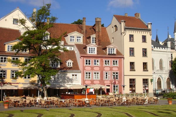 Riga montrant dĂźner en ville, maison et square ou place