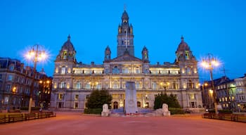 George Square toont een stad, historische architectuur en een plein