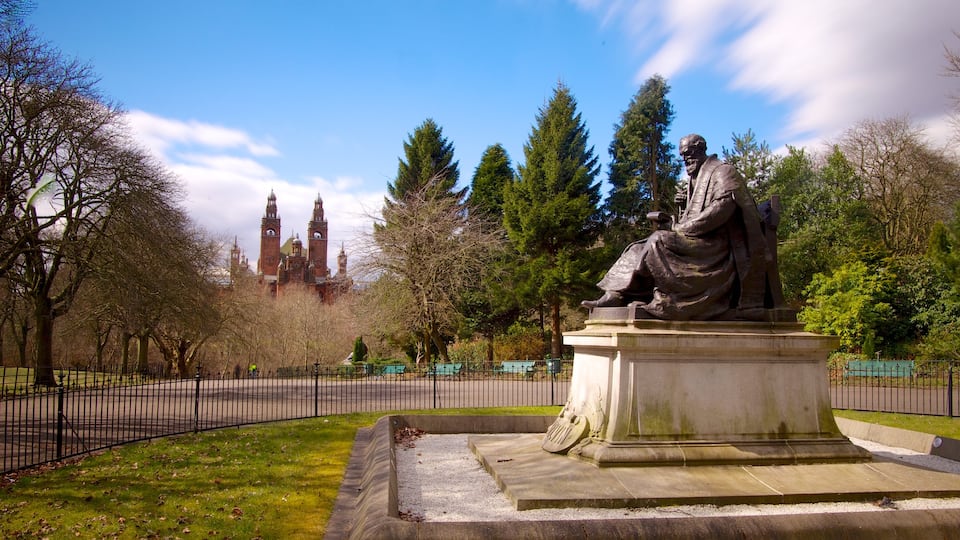 Kelvingrove Art Gallery and Museum mostrando un parque, arte y una estatua o escultura