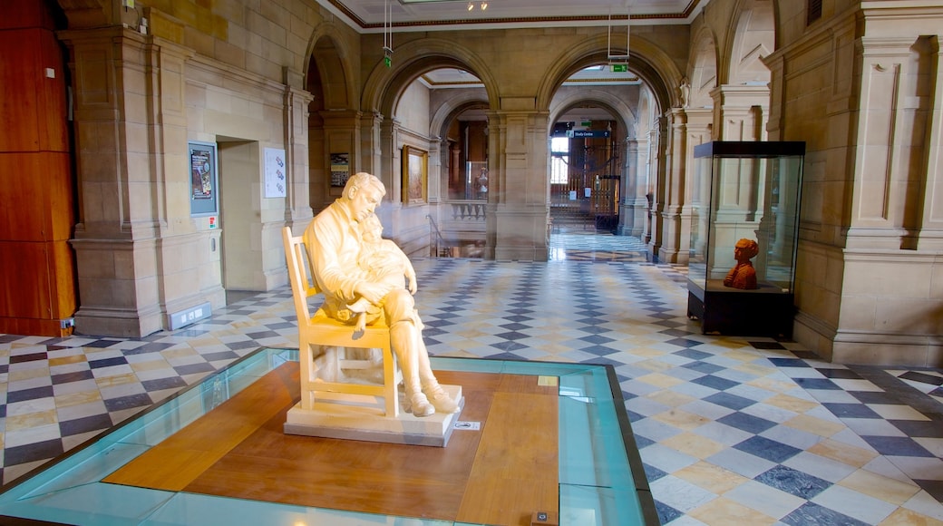 Kelvingrove Art Gallery and Museum que incluye vistas de interior, una estatua o escultura y arte