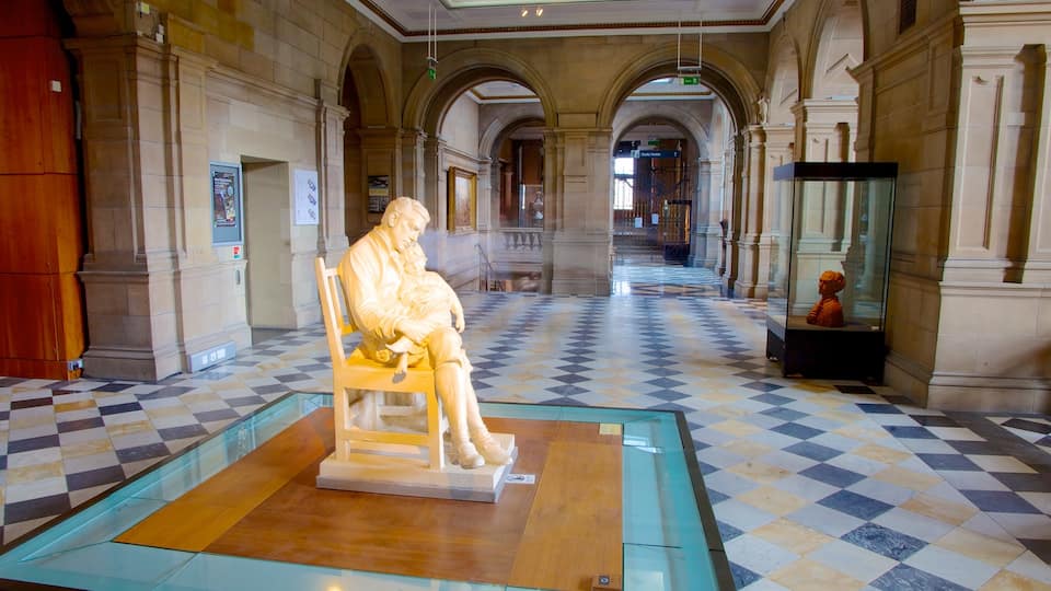 Kelvingrove Art Gallery and Museum que incluye vistas de interior, una estatua o escultura y arte