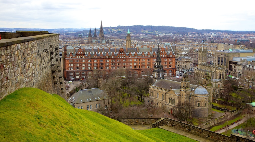 Edinburgh Castle toont een stad en historische architectuur