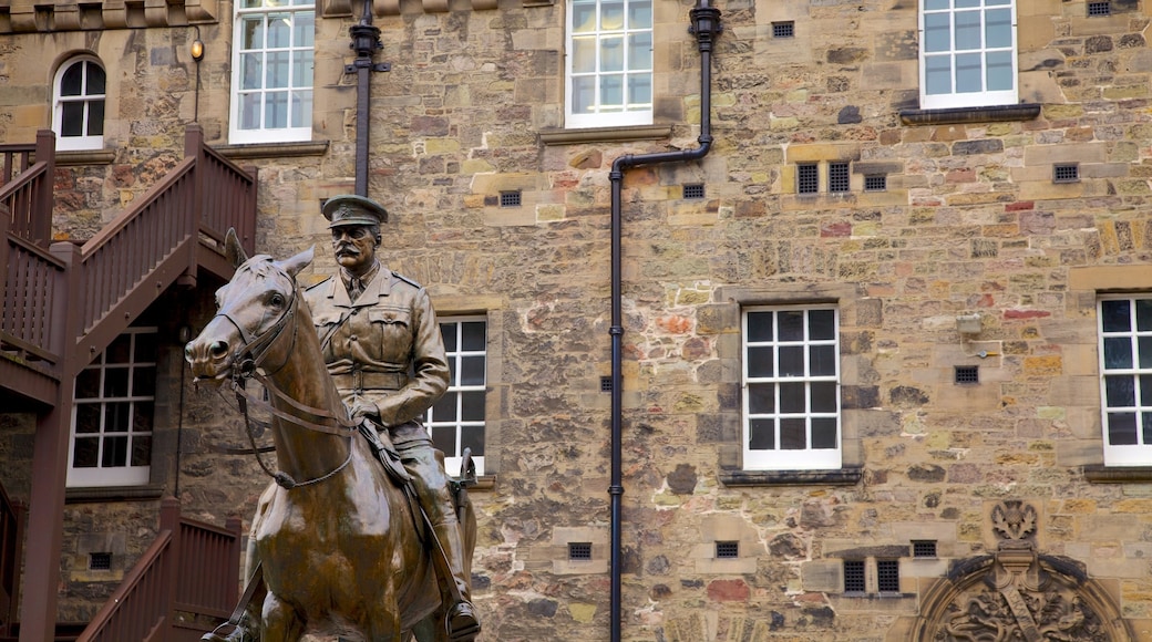 Edinburgh Castle showing a statue or sculpture, a monument and a castle