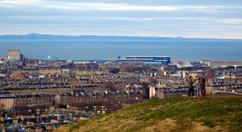 Calton Hill qui includes ville, silhouettes urbaines et vues littorales