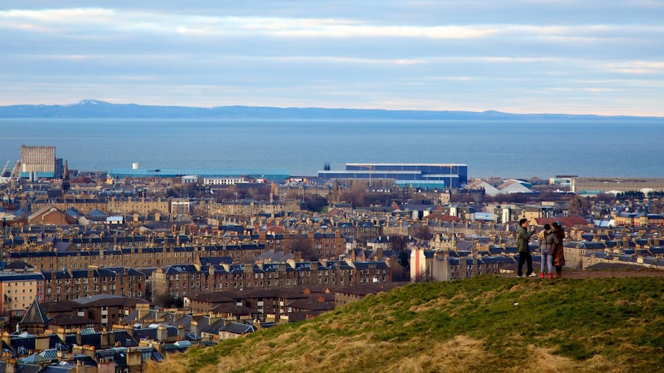 Calton Hill mostrando una ciudad, vista general a la costa y horizonte