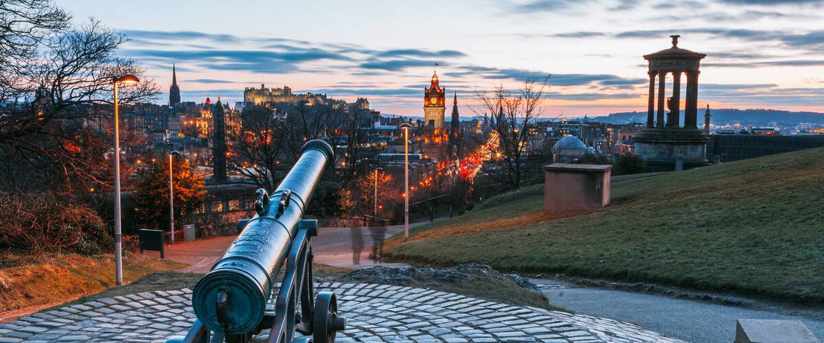 Calton Hill caracterizando um pôr do sol e itens militares