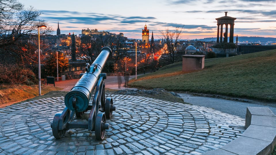 Calton Hill montrant coucher de soleil et articles militaires