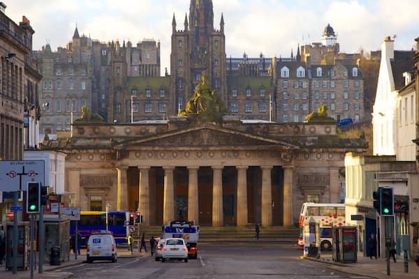 National Gallery of Scotland qui includes scènes de rue, art et ville