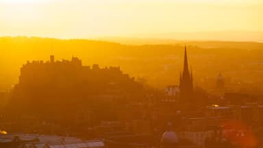 Arthur\\\'s Seat which includes heritage architecture, a sunset and a city