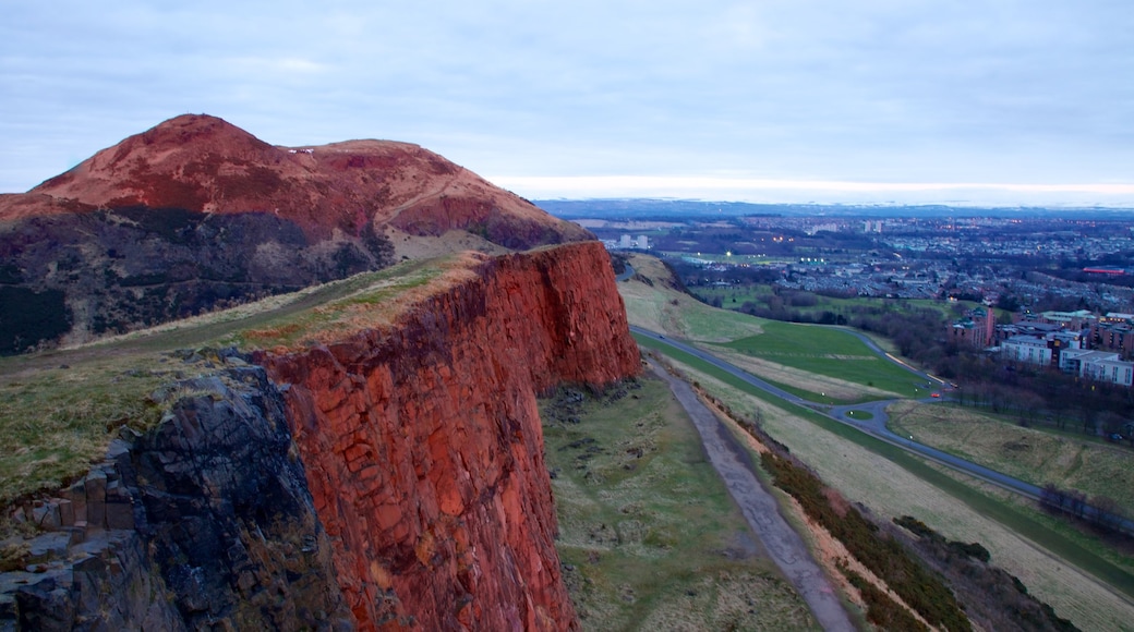 Arthur\\\'s Seat showing landscape views, mountains and views