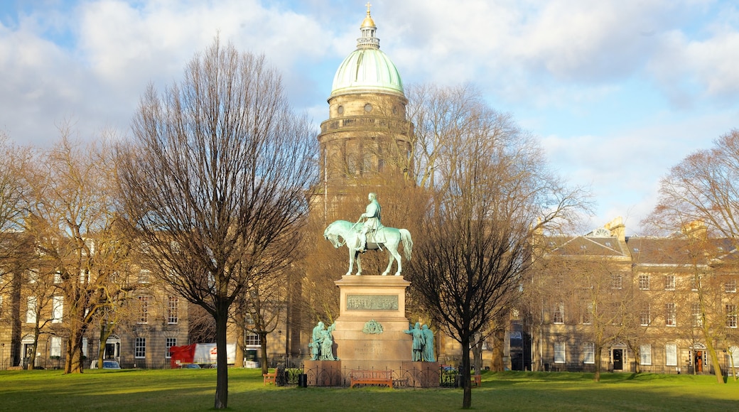 Georgian House ofreciendo arte al aire libre, una estatua o escultura y un parque o plaza