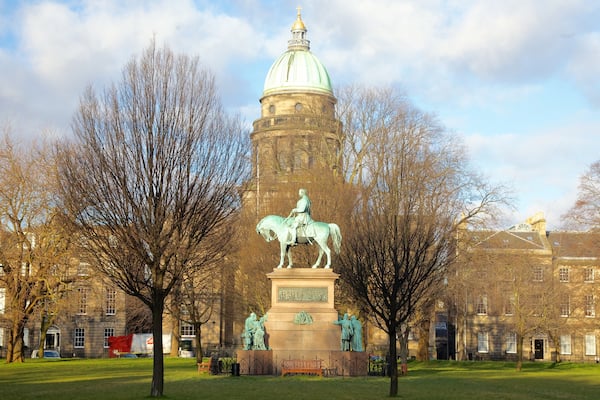 Georgian House qui includes square ou place, art en plein air et statue ou sculpture
