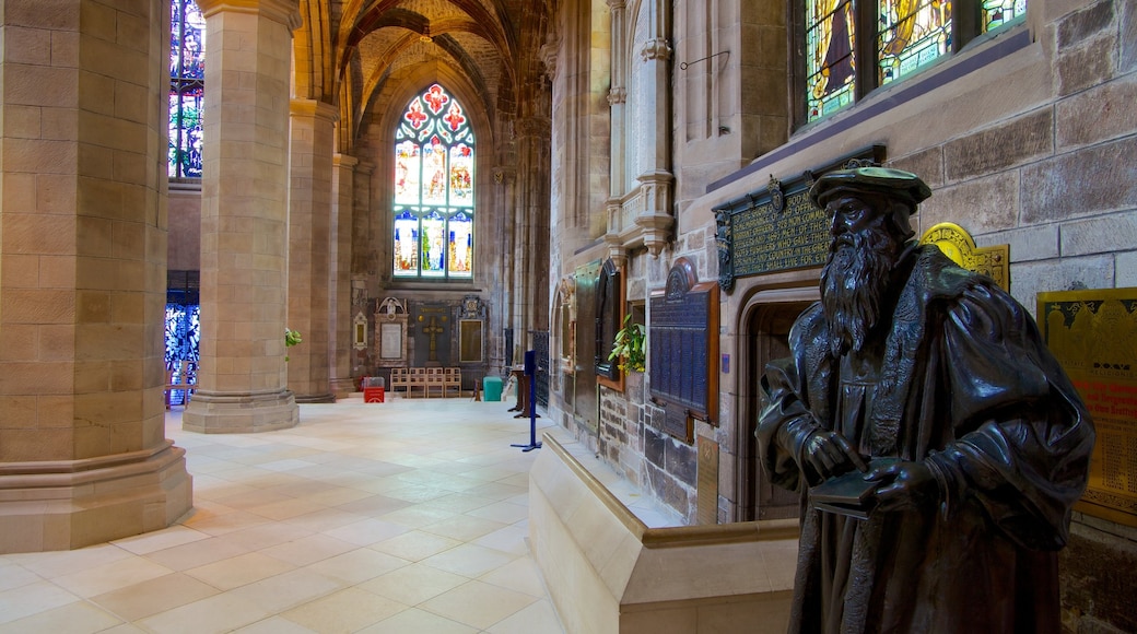 Catedral de St. Giles mostrando vistas de interior, aspectos religiosos y una estatua o escultura