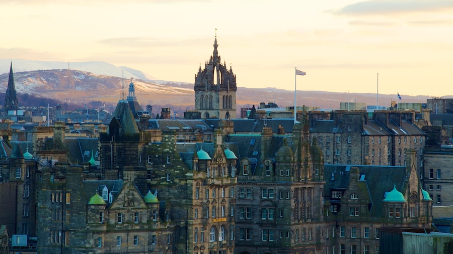 St. Giles\' Cathedral showing heritage architecture, religious elements and a church or cathedral