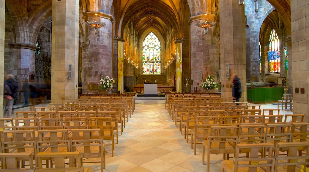 Edinburgh fasiliteter samt kirke eller katedral, religiøse elementer og innendørs