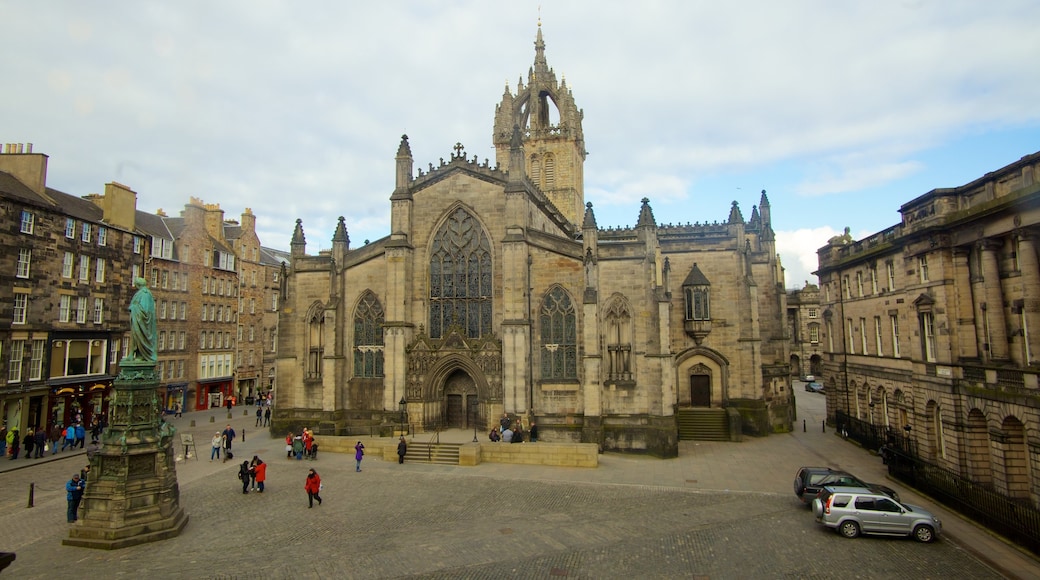 Kathedraal van St. Giles bevat een stad, religieuze elementen en een plein