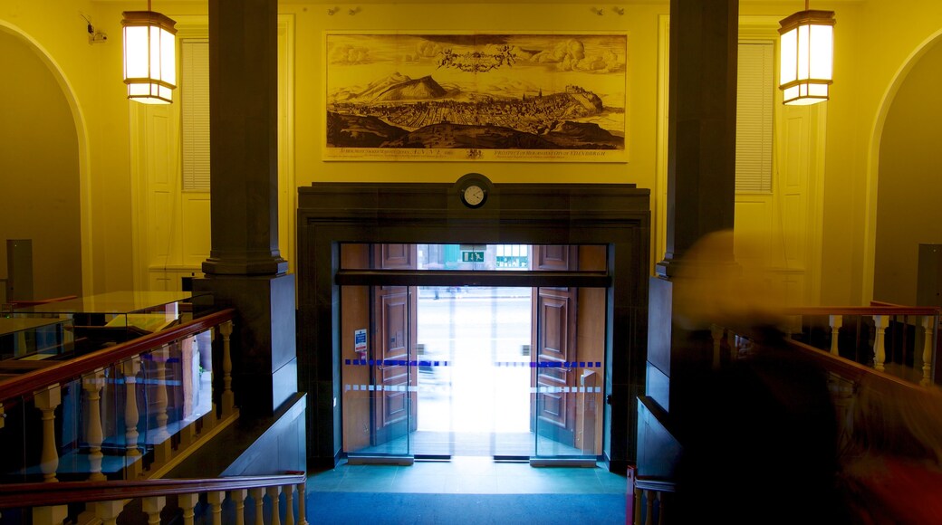 Biblioteca Nacional de Escocia ofreciendo vistas de interior