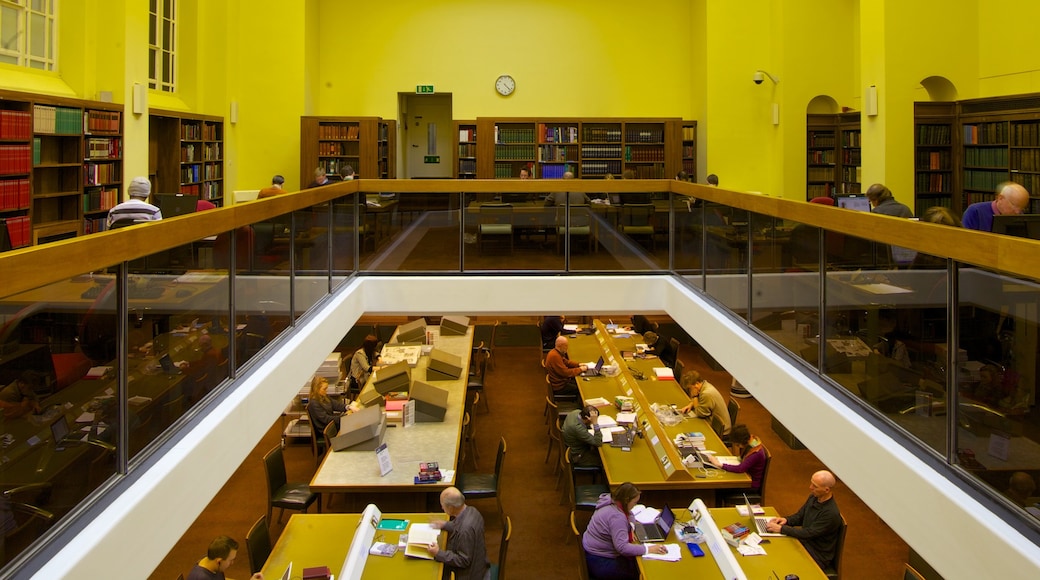 Biblioteca Nacional de Escocia mostrando vistas interiores