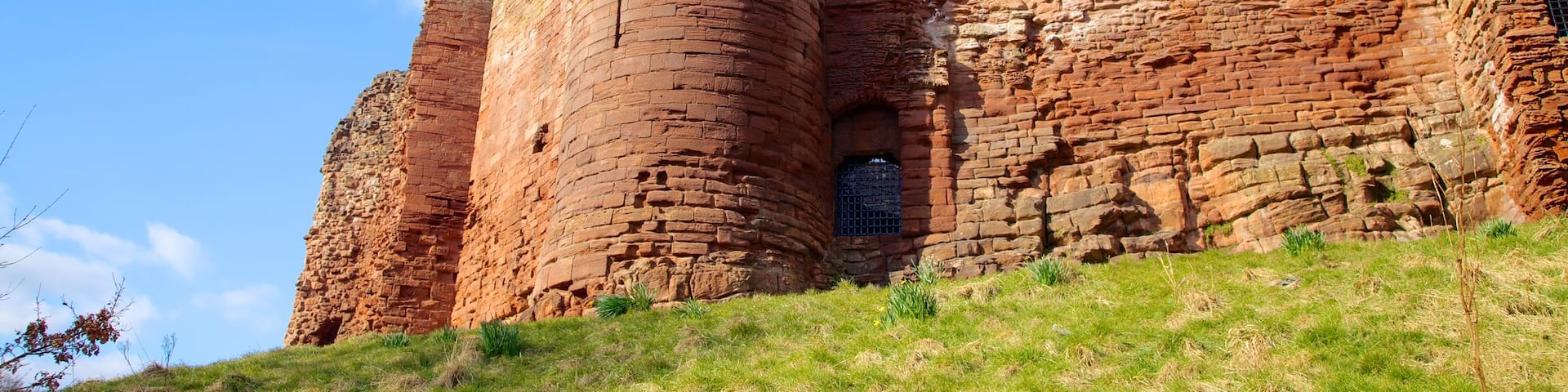 Bothwell Castle featuring chateau or palace