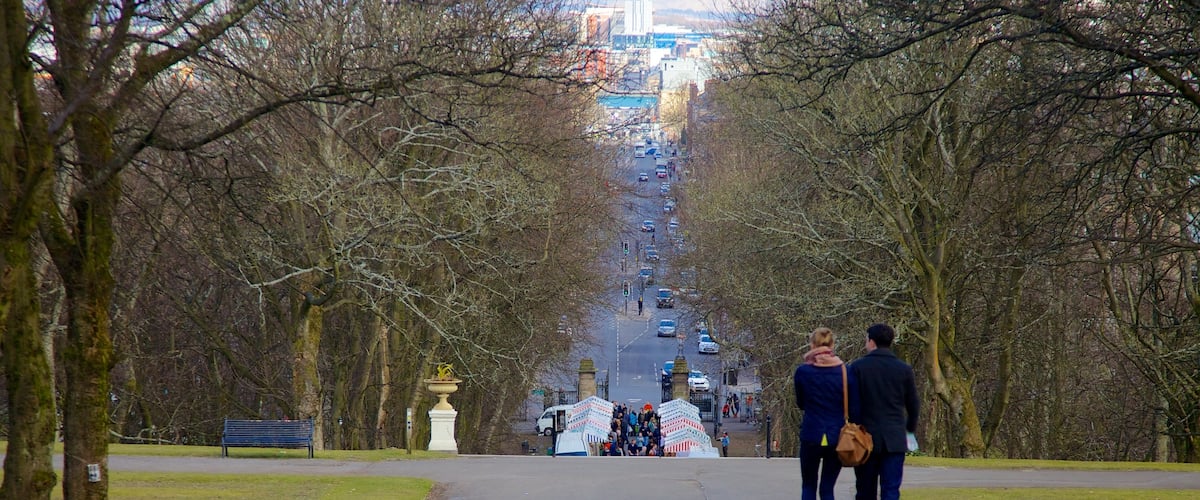 Queen\'s Park caracterizando um jardim e uma cidade assim como um casal
