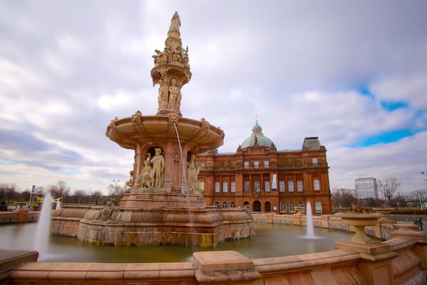 People\'s Palace and Winter Gardens which includes art, a fountain and outdoor art