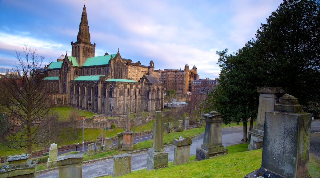 Glasgow Necropolis featuring a cemetery, a church or cathedral and heritage architecture