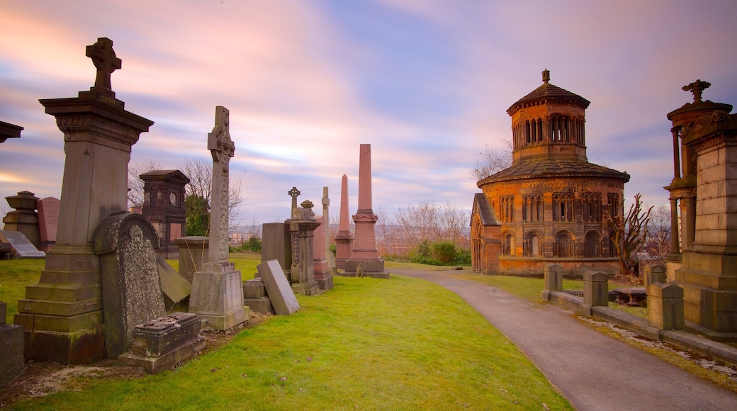 Necropoli di Glasgow caratteristiche di tramonto, architettura d\'epoca e cimitero