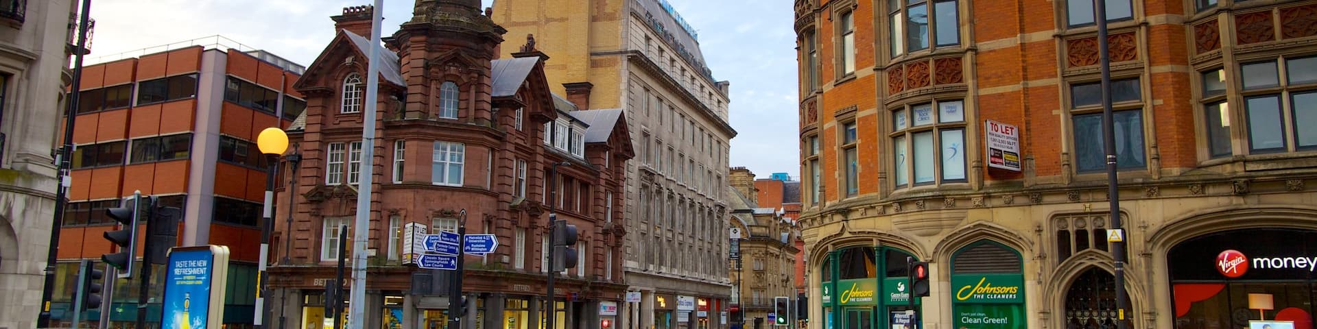 Albert Square mettant en vedette une place publique, architecture patrimoniale et une ville