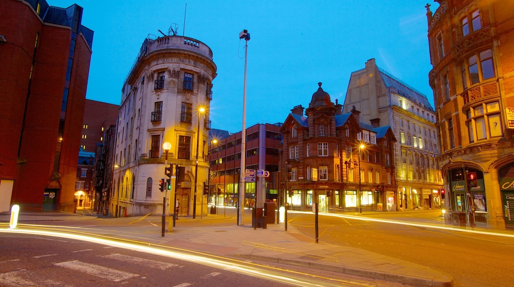 Albert Square which includes a city, nightlife and heritage architecture