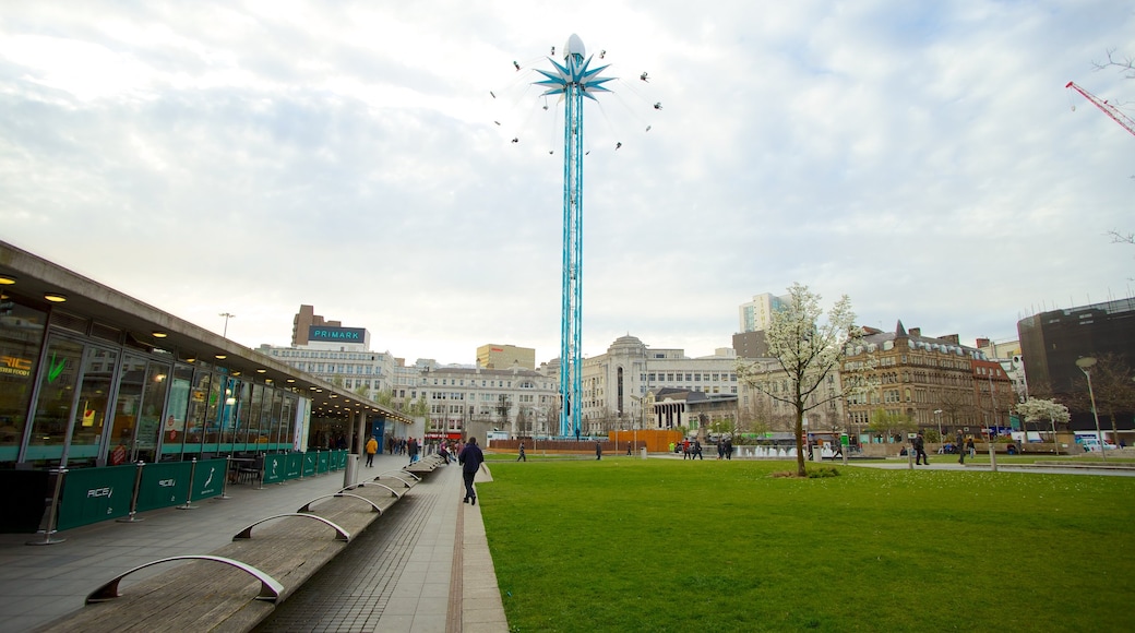 Piccadilly Gardens caracterizando um jardim e uma cidade