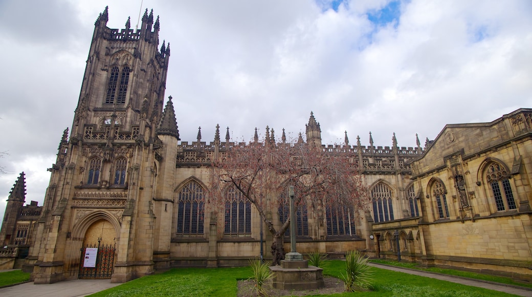 Manchester-katedralen som omfatter historiske bygningsværker, religiøse elementer og en kirke eller en katedral