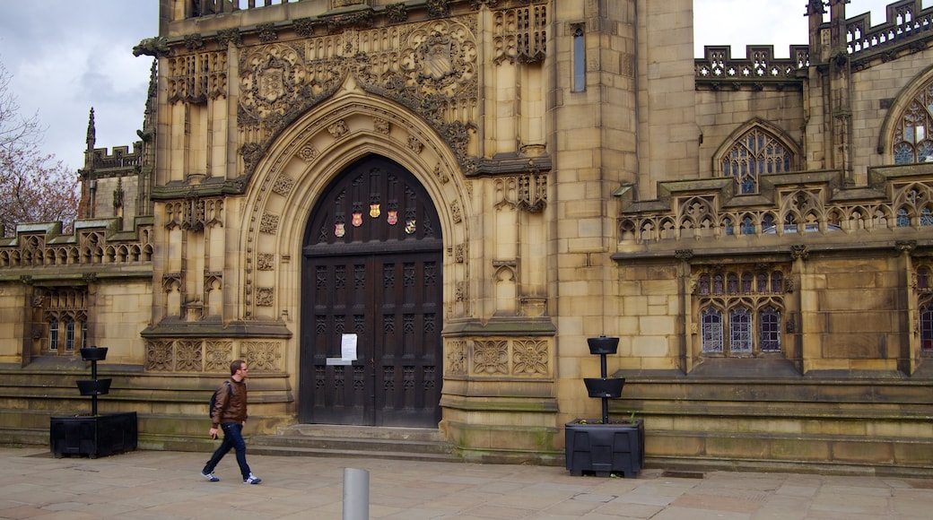 Manchester Cathedral que incluye una iglesia o catedral y elementos religiosos y también un hombre