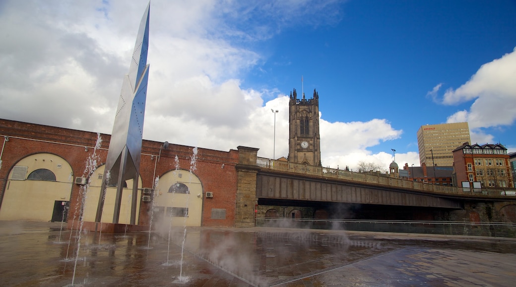 Cattedrale di Manchester che include città e elementi religiosi