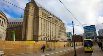 St. Peter\'s Square som visar järnvägsobjekt, ett torg och historisk arkitektur