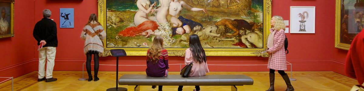 Manchester Art Gallery das einen Innenansichten und Kunst sowie kleine Menschengruppe