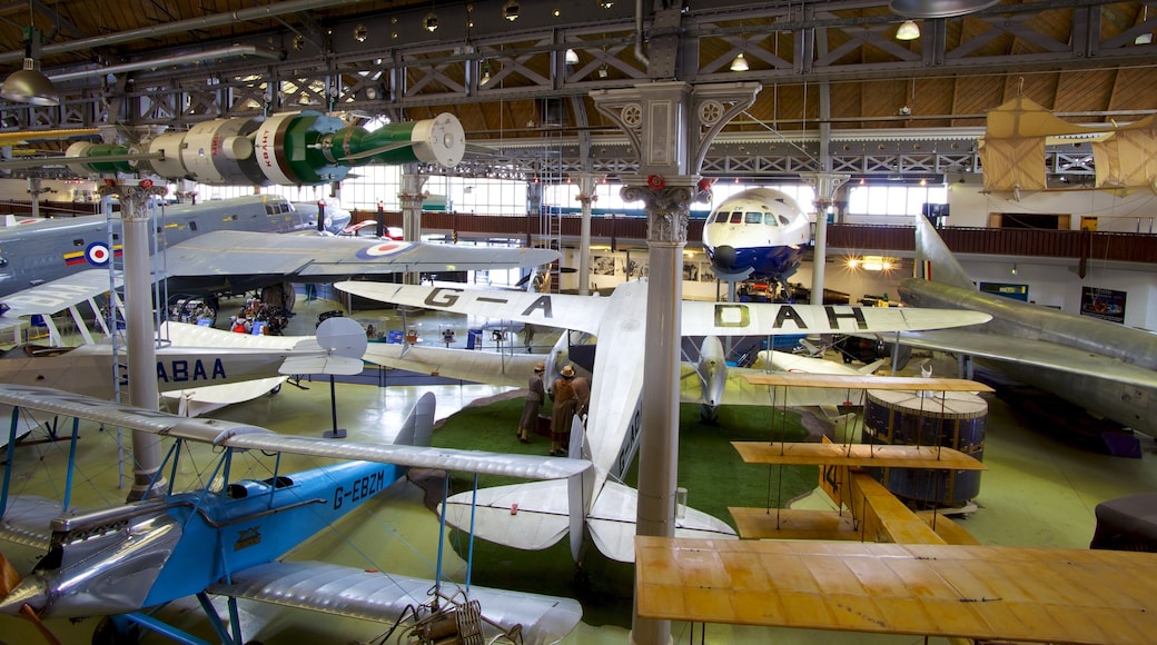 Museum of Science and Industry montrant avion et vues intérieures