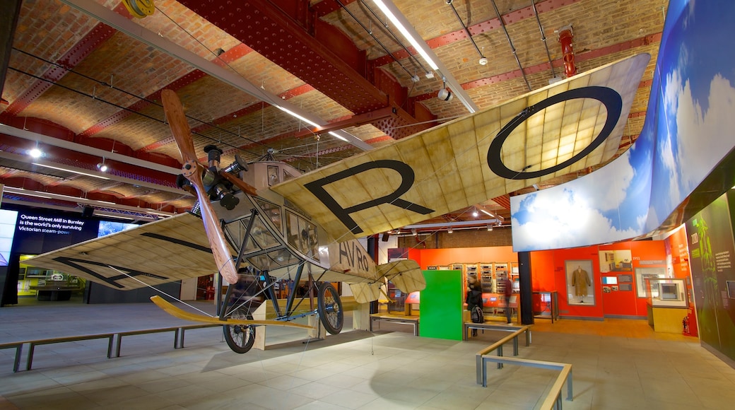 Museum der Wissenschaft und Industrie das einen Innenansichten und Flugzeug