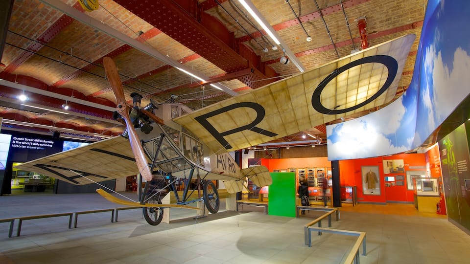 Museum van Wetenschap en Industrie toont interieur en vliegtuigen