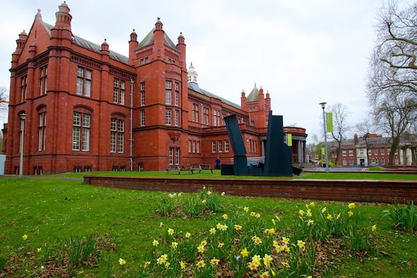 Whitworth Art Gallery montrant patrimoine architectural, parc et art