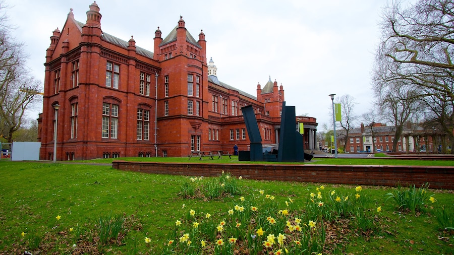 Whitworth Art Gallery mostrando arquitetura de patrimĂŽnio, arte e um jardim