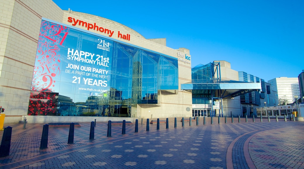 Symphony Hall ofreciendo arquitectura moderna, señalización y una ciudad