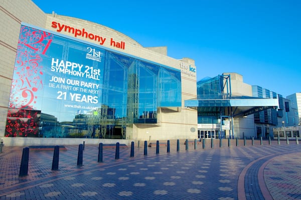 Salle de concert philharmonique qui includes ville, signalisation et architecture moderne