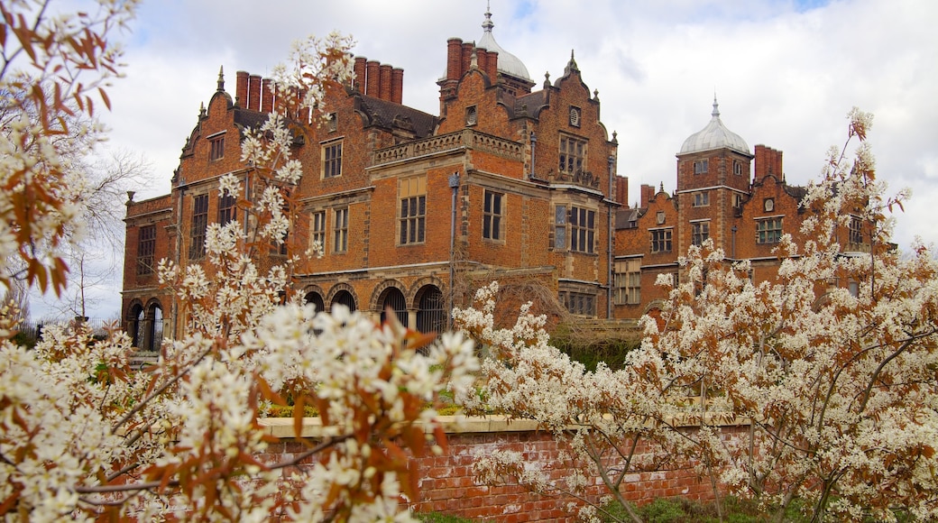 Aston Hall che include architettura d\'epoca e castello o palazzo