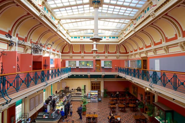 Birmingham Museum and Art Gallery qui includes vues intérieures et art