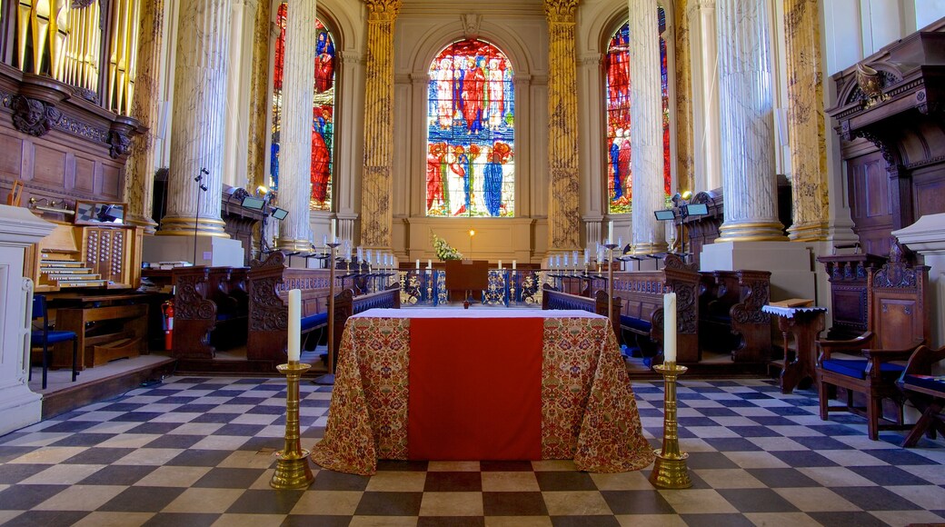 Birmingham Cathedral som inkluderar en kyrka eller katedral, religiösa element och interiörer