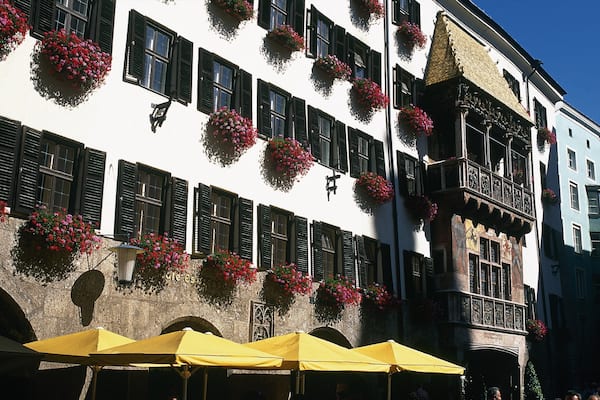 Petit toit d\'or montrant scènes de rue, patrimoine architectural et ville