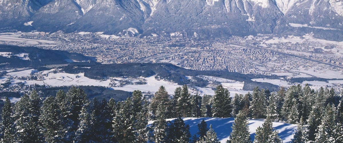 Nordkettenbahn mit einem Berge, Schnee und Landschaften